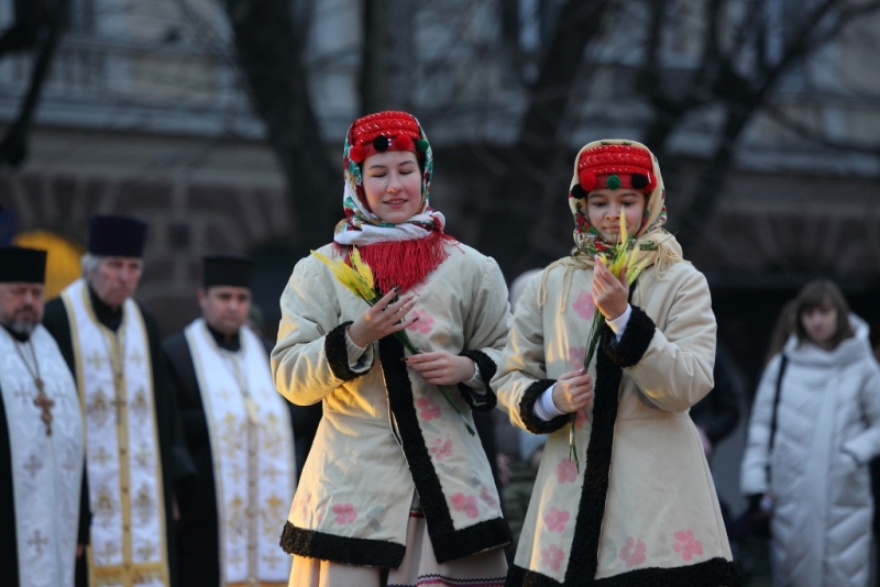 У центрі Тернополя запалюють свічки, щоб вшанувати пам'ять жертв Голодоморів (фоторепортаж)