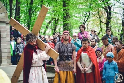 На Тернопільщині «розп&#039;яли Христа» на театралізованій Хресній дорозі (фото)