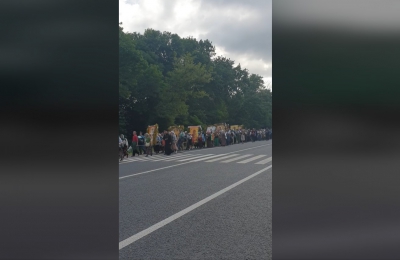 В спеку з колясками та маленькими дітьми: попри карантин, тисячі вірян прибули до Почаєва (відео)