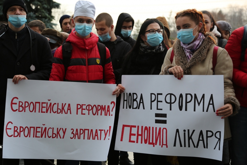 У Тернополі студенти-медики знову мітингували проти реформи інтернатури  (фото)