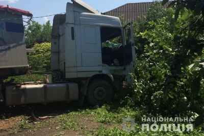 На Тернопільщині водій вантажівки раптово помер за кермом: некерований транспорт ледь не розтрощив житловий будинок