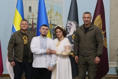 Кличко та Залужний одружили офіцера з його нареченою