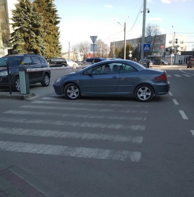У Тернополі водій залишив автівку посеред пішохідного переходу (фотофакт)