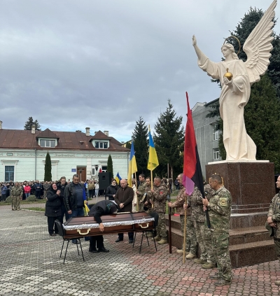 Громада на Тернопільщині на колінах зустріла полеглого воїна