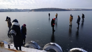 «Жартують зі смертю»: тернополяни вже випробовують лід ставу на міцність (фото)