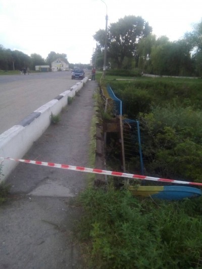 На трасі Тернопіль-Ланівці двоє п&#039;яних чоловіків поламали огорожу мосту
