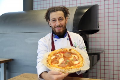 «Jolly»: у центрі Тернополя тепер готують справжню неаполітанську піцу