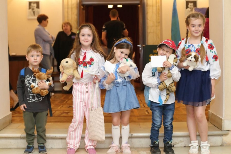 Вистава, подарунки та флешмоб: у Тернополі волонтери «Платформи єдності» організували свято для пів тисячі дітей (фото, відео)