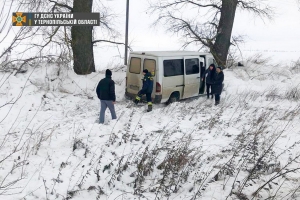 Тернопільські рятувальники витягнули зі снігових заметів три траспортні засоби