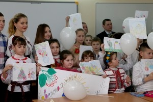 На Тернопільщині учні всією школою намалювали листи-привітання і малюнки бійцям АТО (фото)