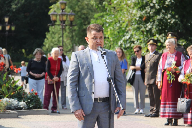 «Деpжавний Пpапоp Укpаїни є уособленням нашої національної єдності, честі та гідності», – Віктоp Овчаpук