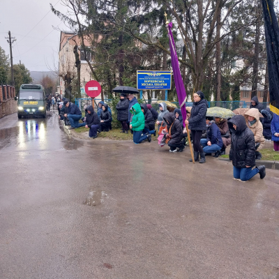 Жителі громади на Тернопільщині зустріли полеглого захисника Василя Короленка