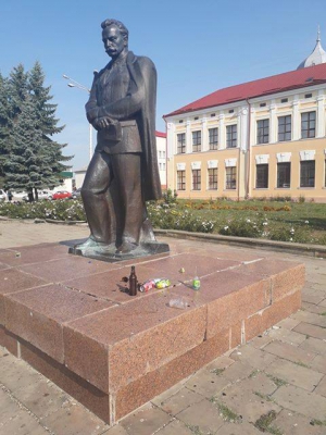 Підніжжя пам’ятника Франку на Тернопільщині засмітили пляшками з алкоголю (фотофакт)