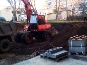 На Злуки в Тернополі ремонтують прибудинкову територію