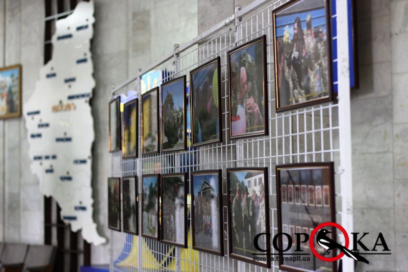 Кулі на передовій та мирна сторона – у Тернополі відкрили зворушливу фотовиставку «Гарматний ешелон» (фото)
