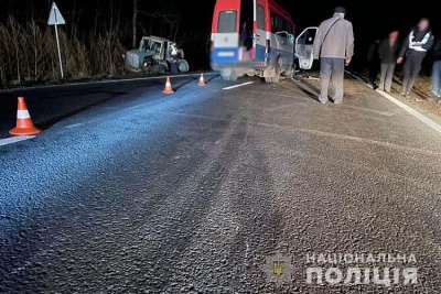 На Тернопільщині рейсовий автобус врізався у трактор