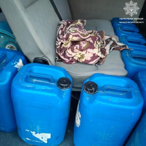 У Тернополі поліцейські зупинили автомобіль, у якому перевозили 660 літрів алкоголю без відповідних дозвільних документів