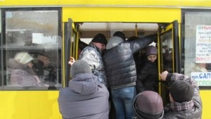 З переповненого рейсового автобуса у Тернополі випала жінка