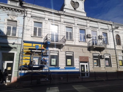Фасад будівлі, що у центрі Тернополя, реконструюють без дозвільних документів