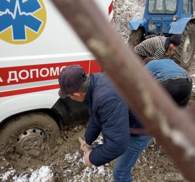 На Тернопільщині «швидка» не могла доїхати до пацієнтки через розриту дорогу (фото)