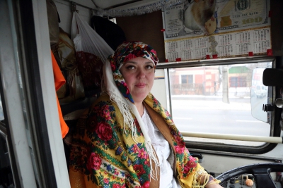 У свята пасажирів одного з тернопільських тролейбусів пригощали солодощами
