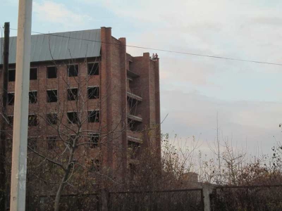 Небезпечні розваги: на Тернопільщині діти вилізли на дах недобудови (фотофакт)
