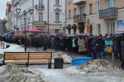 У Тернополі посилили заходи безпеки вірян у черзі до нерукотворної ікони