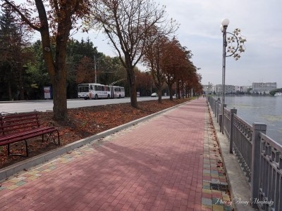 Вздовж дамби Тернопільського ставу - нові тротуари