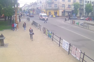 У Тернополі чоловік перебігав дорогу перед каретою швидкої, яка поспішала на виклик (відео)
