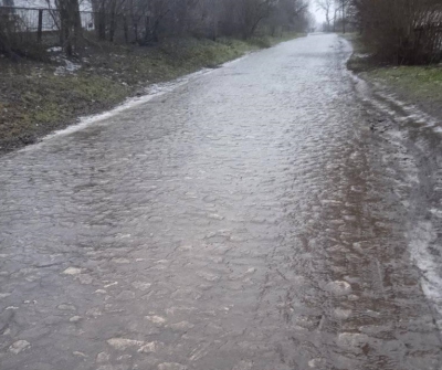 Суцільний лід: на Тернопільщині люди скаржаться на слизьку дорогу (фотофакт)