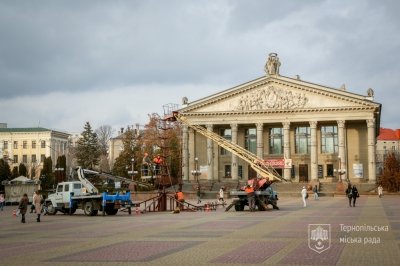 На Театральному майдані Тернополя розпочалися роботи зі встановлення головної новорічної ялинки міста