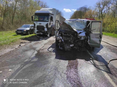 ДТП на Тернопільщині: мікроавтобус зіткнувся з фурою