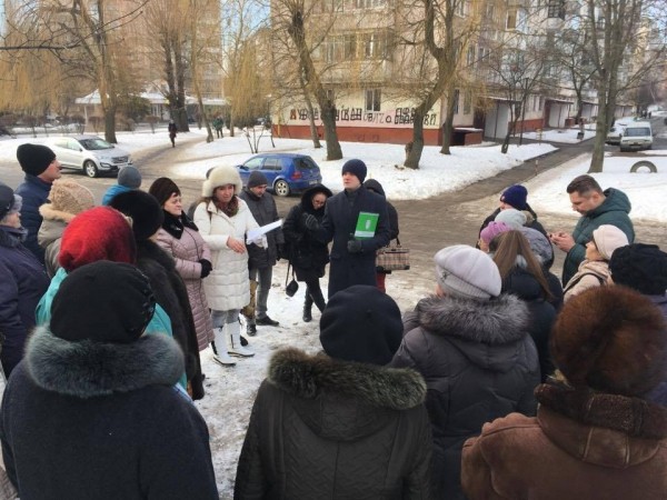Влада проігнорувала збори мешканців будинків на Київській, де споруджують шкідливу котельню. У сторону активістів лунають погрози