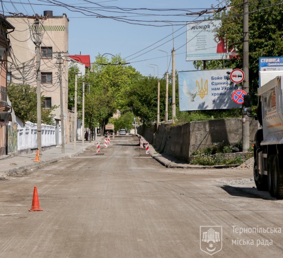 У різних мікрорайонах Тернополя тривають локальні поточні ремонти дорожнього покриття