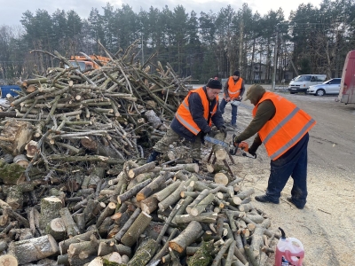 Збаразьке КП «Добробут» забезпечує дровами родини українських воїнів