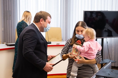Дітям-сиротам з Тернопільщини вручили сертифікати на житло
