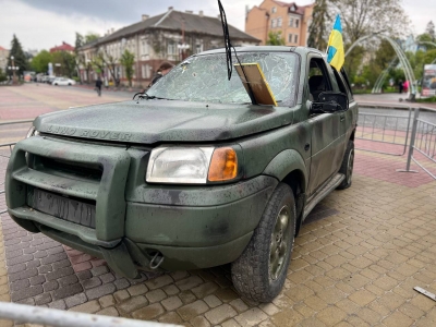 У центрі Тернополя розмістили автівку, яка потрапила під ворожий обстріл на околицях Бахмута (фотофакт)