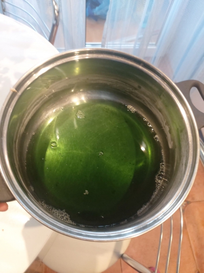 «Не барвник і не зеленка»: у тернополянки після картоплі вода змінила колір (фотофакт)