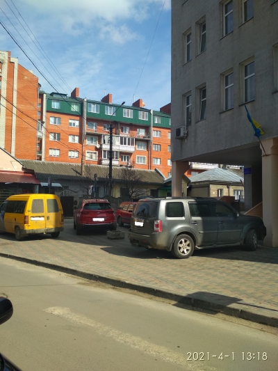 «Тротуар не для пішоходів»: у Тернополі тротуар заставили автівками (фото)