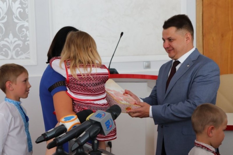У Тернополі сім’ям та одиноким молодим громадянам вручили чотири сертифікати на придбання житла