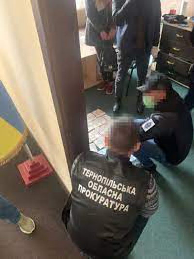 За керівництва Тернопільської обласної прокуратури на хабарі у понад 67 000 гривень спіймали начальника Управління Держпраці