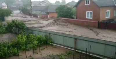 У селі на Тернопільщині – потоп, річка вийшла з берегів (відео)