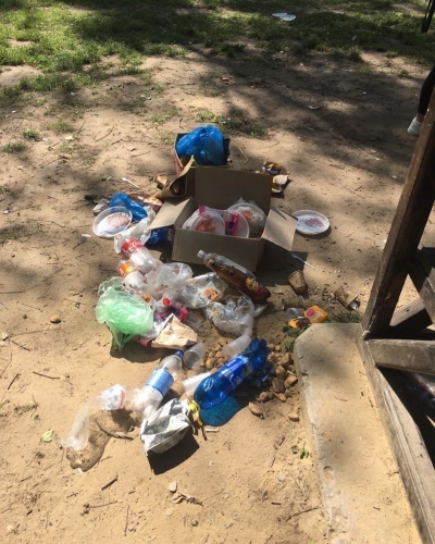 У парку на Тернопільщині – купи сміття (фотофакт)