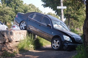 У Тернополі автомобіль вилетів на тротуар (фотофакт)