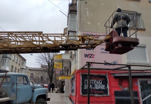 У центрі Тернополя демонтували три рекламні засоби