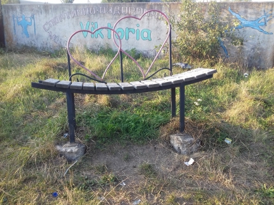Вирвали з бетоном: у селі на Тернопільщині вандали зламали лавку на спортмайданчику (фотофакт)