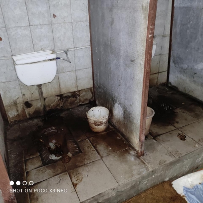 «Філіал пекла»: на Тернопільщині люди скаржаться на жахливий стан громадської вбиральні (фото)