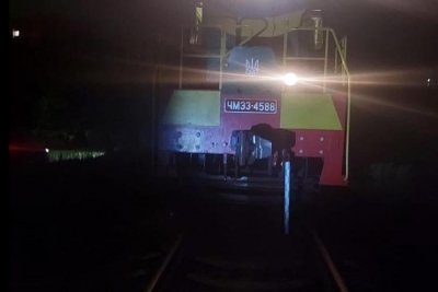 Лежав на колії та не реагував на жодні сигнали: у Тернополі локомотив збив чоловіка