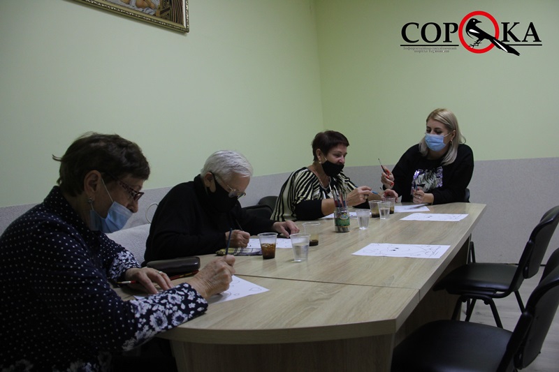 У Тернополі люди літнього віку вчилися малювати кавою (фоторепортаж)