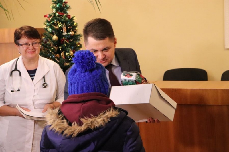 Онкохворі дітки Тернополя отримaли різдвяні подaрунки